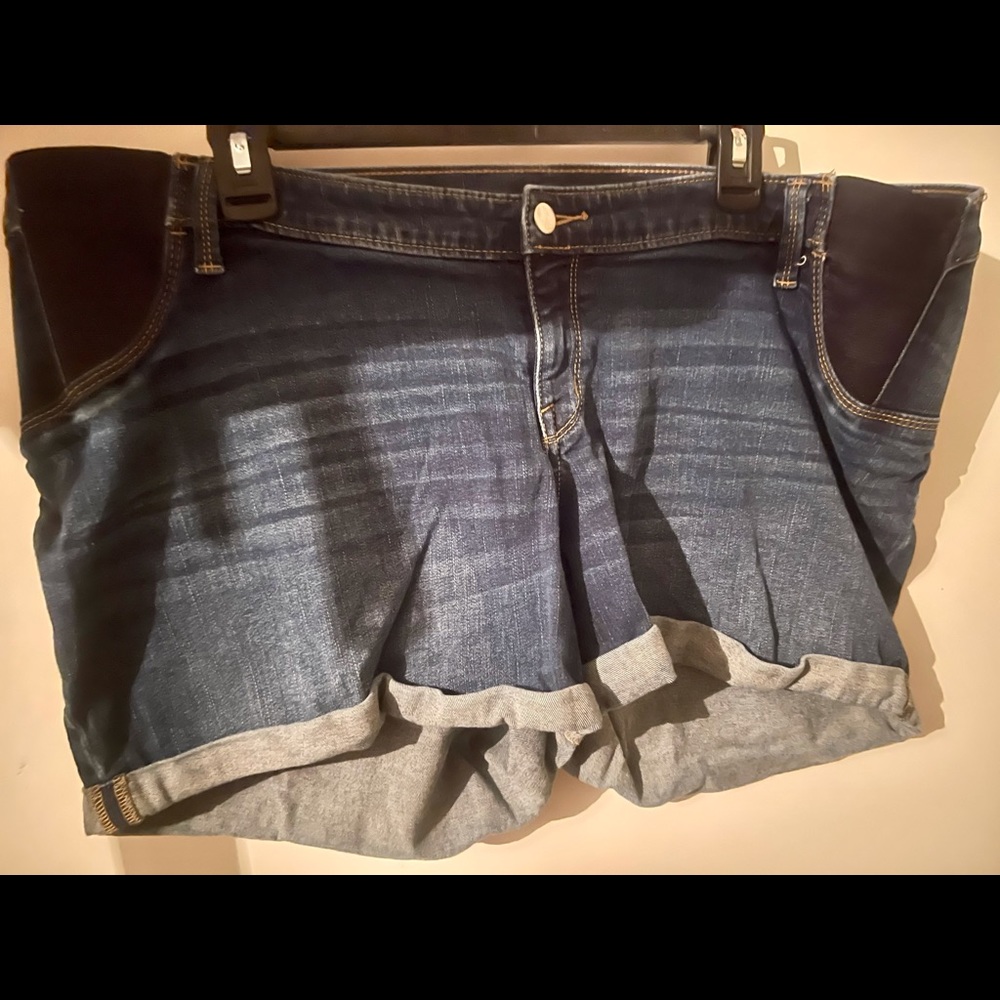 Liz Lange Maternity shorts